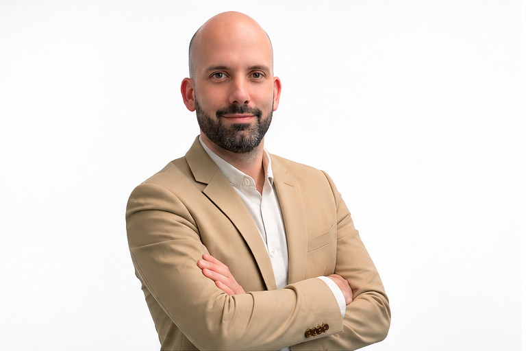 Retrato profesional de Sergi Prieto con los brazos cruzados
