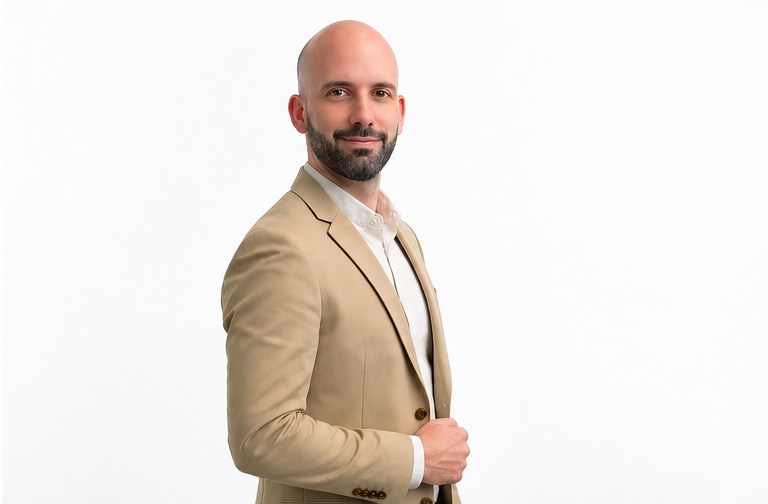 Sergi Prieto de perfil con traje beige